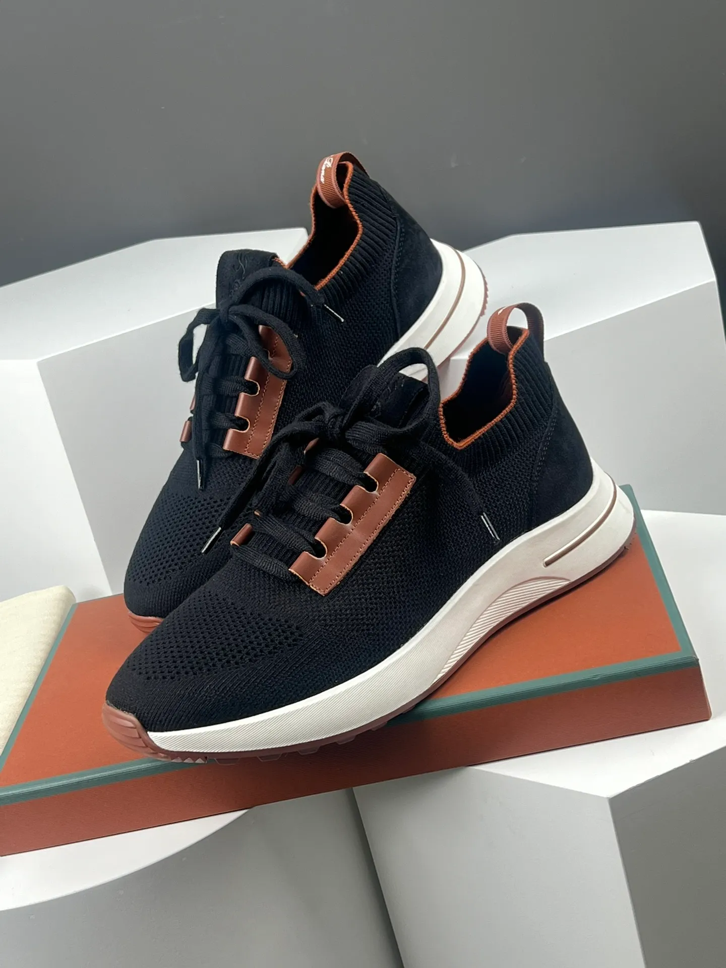 Factory price 420💰L men's shoes💰New product on sale Loro men's shoes💰iana knitted sneakers｜Made of Wish wool blended fabric｜The upper is made of unique knitted fabric production technology｜Comprehensive one-to-one restoration of the counter process｜Additional original molded rubber three-color combination technology outsole｜Size: 39-44 (customized at 45.46)